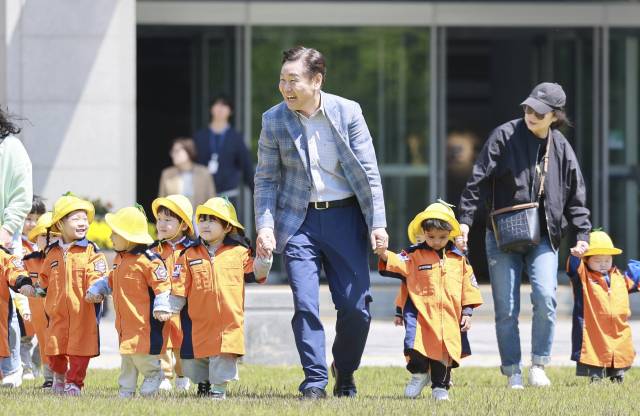 ▲김관영 전북도지사와 전북도청을 찾은 아이들이 함께 환하게 웃고 있다. ⓒ전북특별자치도 제공