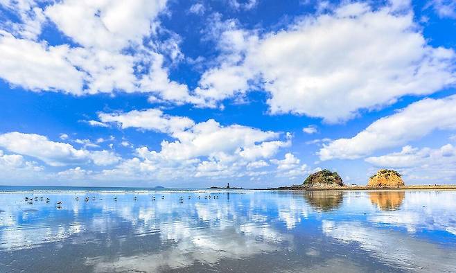 충남 태안군 안면도 꽃지해수욕장 앞 할미·할아비 바위.&nbsp;