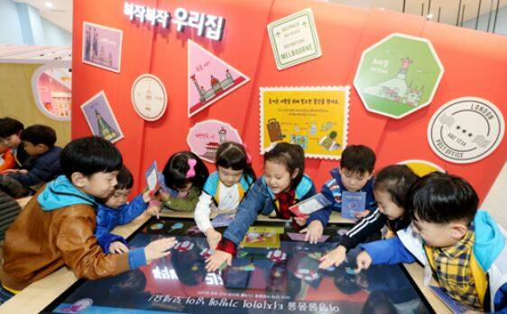 전북어린이창의체험관을 찾은 어린이들이 무지개마을에서 여행준비 체험을 하고 있다. 전북도 제공