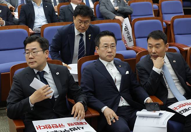 대법원이 더불어민주당 이재명 대선후보의 공직선거법 위반 혐의 2심 무죄판결을 파기 환송한 1일 서울 여의도 국회에서 열린 민주당 긴급의원총회에서 박찬대 당대표 직무대행 겸 원내대표(왼쪽부터), 박성준, 김용민 원내수석부대표가 굳은 표정을 짓고 있다.&nbsp; &nbsp;연합뉴스