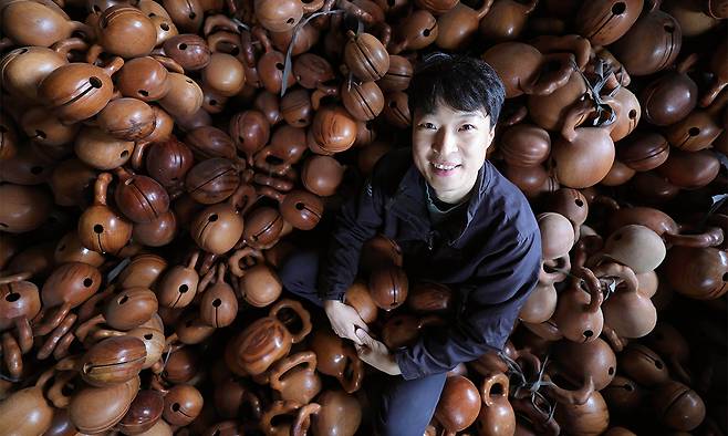 ④ 건조실에서 천천히 자연 건조중인 목탁 사이에서 밝은 표정을 보이고 있다.