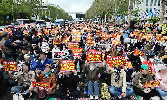 3일 오후 서울 서초구 대법원 앞에서 열린 촛불행동 주최 제138차 촛불대행진에서 참가자들이 대법원의 이재명 더불어민주당 대선 후보에 대한 공직선거법 위반 사건 판결을 규탄하는 구호를 외치고 있다. 뉴스1