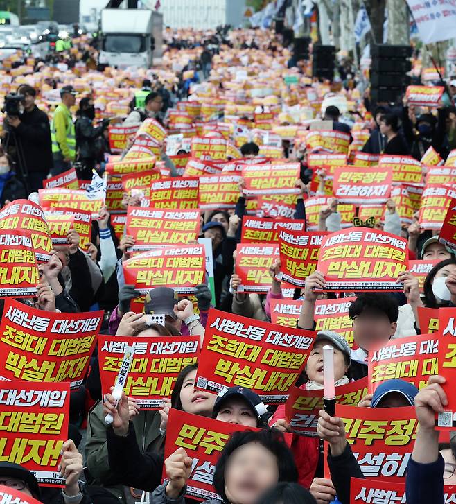 3일 오후 서울 서초구 대법원 앞에서 열린 촛불행동 주최 제138차 촛불대행진에서 참가자들이 대법원의 이재명 더불어민주당 대선 후보에 대한 공직선거법 위반 사건 판결을 규탄하는 구호를 외치고 있다. 뉴스1