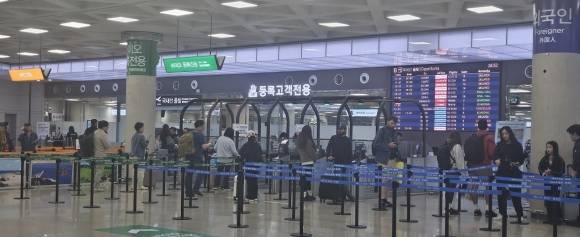 지난 2일 제주국제공항 출발장에서 제주를 방문했던 외국인 등 승객들이 제주를 떠나기 위해 수속절차를 밟고 있다. 제주 강동삼 기자