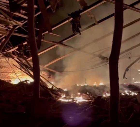 1일(현지시간) 러시아군 공격으로 우크라이나 수미 지역 산업시설에서 화재가 발생했다. 2025.5.1 우크라 비상사태부