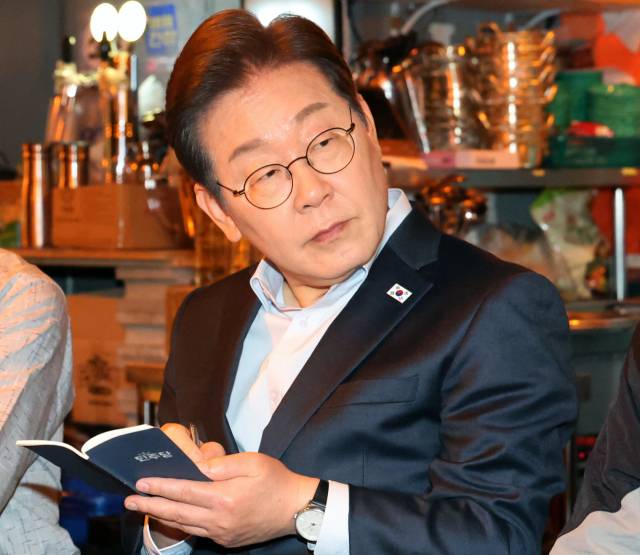 이재명 더불어민주당 대선 후보가 1일 서울 종로구의 한 포차 식당에서 '당신의 하루를 만드는, 보이지 않는 영웅들'이란 주제로 열린 배달 라이더, 택배 기사 등 비(非)전형 노동자들과 간담회에서 참석자들의 발언을 경청하고 있다. 조태형 기자