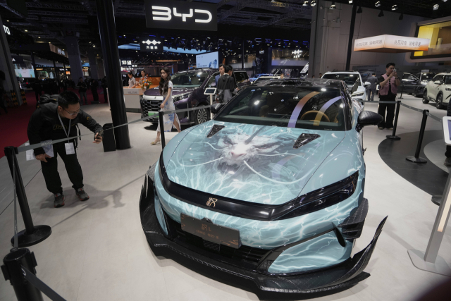 지난달 23일 중국 상하이에서 열린 2025 상하이 모터쇼에 BYD Han L 모델이 전시돼 있다. AP연합뉴스