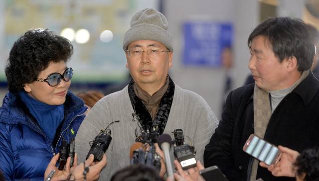 2017년 1월 26일 오전 대전지방법원에서 승소한 부석사 원우 스님이 취재진과 인터뷰를 하고 있다. 뉴스1