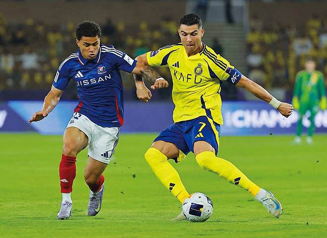 4월26일(현지시간) ACLE 8강전에서 일본의 요코하마를 상대로 경기하고 있는 사우디 알나스르의 호날두(오른쪽) ⓒREUTERS연합