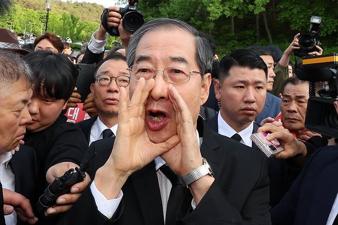 지난 2일 오후 광주 북구 국립 5·18민주묘지를 방문한 한덕수&nbsp;전 총리가 광주비상행동 등 시민·사회단체 관계자들의 반발에 가로막히자 참배길을 열어줄 것을 호소하고 있다. ⓒ연합뉴스