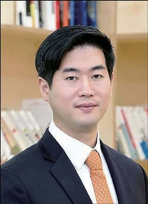 윤새봄 (주)웅진 사장