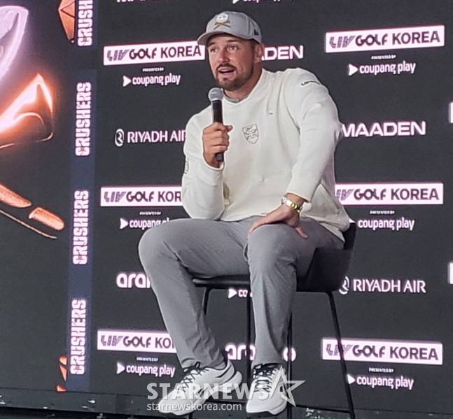 디섐보가 경기 후 기자회견에서 취재진의 질문에 답하고 있다. /사진=안호근 기자