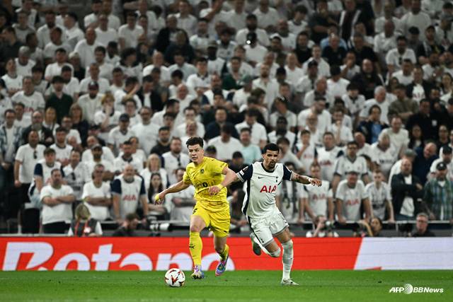 토트넘 선수들을 응원하는 토트넘 팬들. /AFPBBNews=뉴스1