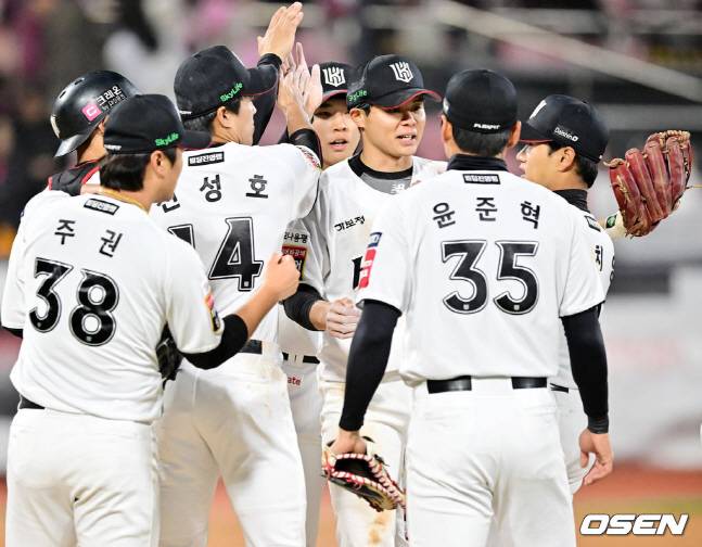 KT 선수단이 3일 키움전 승리를 거둔 뒤 함께 기뻐하고 있다.