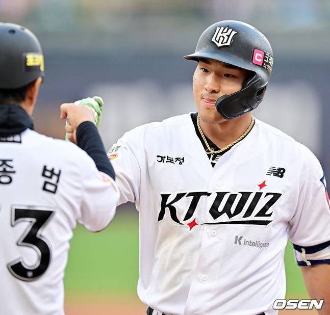 안현민(오른쪽)이 1회말 선제 적시타를 날린 뒤 이종범 코치와 세리머니를 하고 있다.