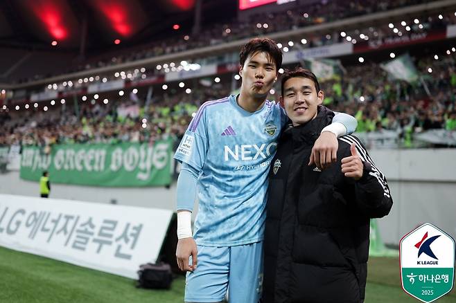 송범근(왼쪽)과 송민규. /사진=한국프로축구연맹 제공
