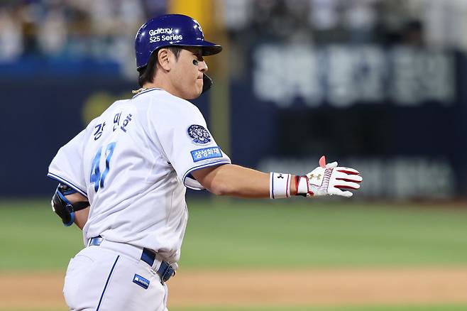 삼성 라이온즈 강민호가 2일 대구 두산 베어스전에서 홈런을 친 뒤 베이스를 돌고 있다. 삼성 라이온즈