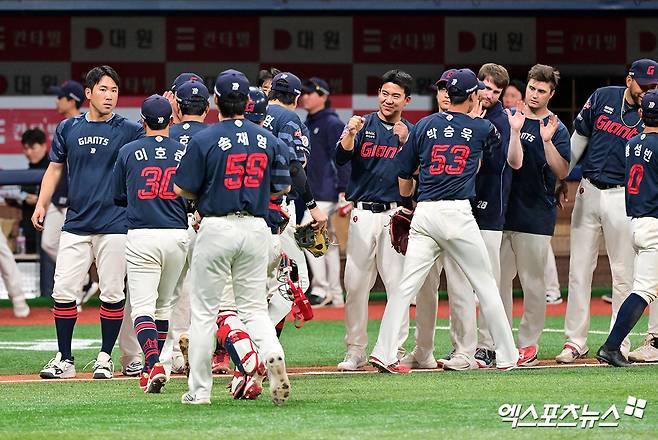 1일 오후 서울 구로구 고척스카이돔에서 열린 '2025 신한 SOL Bank KBO리그' 롯데 자이언츠와 키움 히어로즈의 경기, 7이닝 3피안타 1볼넷 6탈삼진 무실점 완벽투를 선보인 선발 데이비슨의 활약에 힘입어 롯데가 키움에 5:0 승리를 거뒀다.  이날 경기에서 승리한 롯데 선수들이 기뻐하고 있다. 엑스포츠뉴스 DB