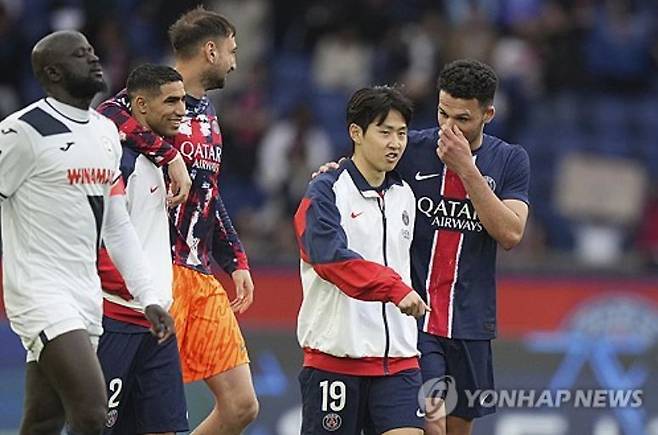 프랑스 유력지 '레키프'는 3일(한국시간) 'PSG는 이번 여름 이적시장을 앞두고 있다. 이강인에 대해 중대한 결정을 내릴 것으로 전해졌다'며 '일부 PSG 선수들은 차츰 경기장에서 모습을 감추고 있다. PSG는 이강인의 이적을 허용할 용의가 있다. 물론 빠르게 매각을 위해 헐값에 팔겠다는 건 더욱 아니다. 구체적인 금액은 불확실하다. 시즌 종료 후 양측이 만나 최종 결정을 내릴 것이다'라며 사실상 이강인 매각 결단 내렸음을 알렸다. 연합뉴스