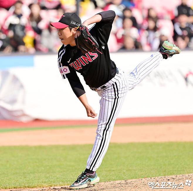 8일 오후 수원KT위즈파크에서 열린 '2025 신한 SOL Bank KBO리그' LG 트윈스와 KT 위즈의 시범경기, 7회말 LG 박명근이 공을 힘차게 던지고 있다. 엑스포츠뉴스 DB