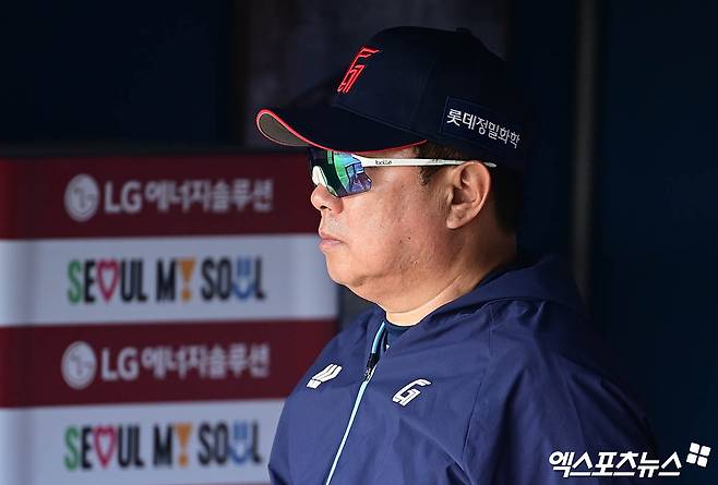 김태형 롯데 감독은 3일 사직구장에서 열릴 '2025 신한 SOL Bank KBO 리그' NC와 주말 3연전 두 번째 경기를 앞두고 볼넷 허용 등 스스로 무너지는 일이 잦은 투수진에 관해 쓴소리 했다. 엑스포츠뉴스 DB