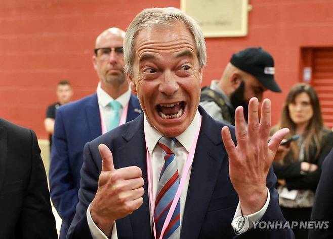 6표 차로 승리한 런콘 하원의원 보궐선거에서 패라지 대표가 기뻐하고 있다 [로이터 연합뉴스]
