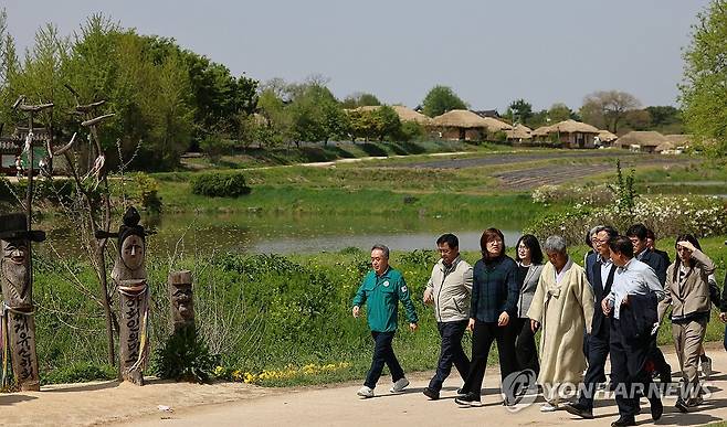 하회마을 산불피해 현장 살펴보는 장미란 제2차관 (서울=연합뉴스) 장미란 문화체육관광부 제2차관이 24일 산불 피해지역인 경북 안동에서 관계자들과 하회마을 피해 현장을 살펴보고 있다. 2025.4.24 [문화체육관광부 제공. 재판매 및 DB 금지] photo@yna.co.kr