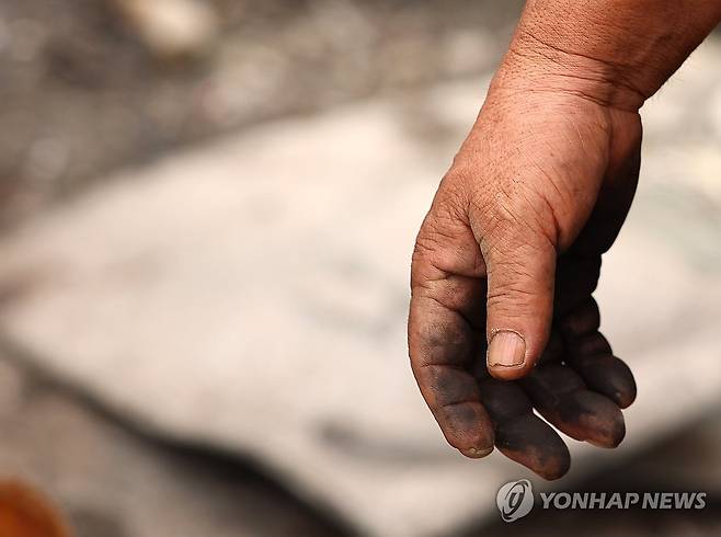 잔해 정리 후 남은 숯검정 [연합뉴스 자료사진]