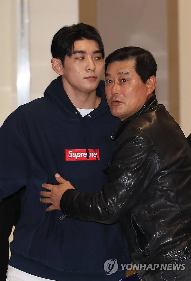아버지와 인사 나누는 이정후 (영종도=연합뉴스) 이정훈 기자 = 미국프로야구(MLB) 샌프란시스코 자이언츠 이정후가 13일 인천국제공항을 통해 출국하며 아버지 이종범과 인사를 나누고 있다. 2025.1.13 uwg806@yna.co.kr