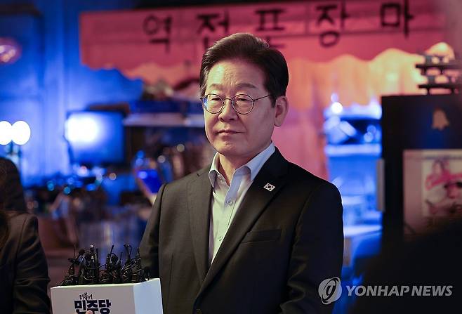 선거법 위반 파기환송에 대한 입장밝히는 이재명 후보 (서울=연합뉴스) 더불어민주당 이재명 대선 후보가 1일 서울 종로구의 한 포차 식당에서 비(非)전형 노동자들과의 간담회를 마친 뒤 대법원의 공직선거법 위반 관련 파기환송 선고에 대한 입장을 밝히고 있다. 2025.5.1  [국회사진기자단] photo@yna.co.kr