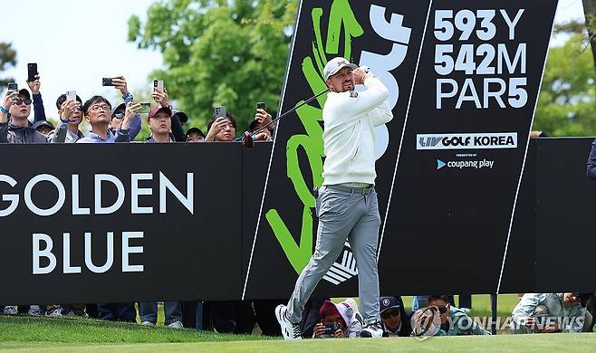 '세계적인 프로의 샷을 눈앞에서' (인천=연합뉴스) 김도훈 기자 = 2일 인천 송도 잭 니클라우스 골프클럽 코리아에서 열린 LIV 골프 코리아 1라운드 3번홀에서 갤러리들이 크러셔스 팀 브라이슨 디섐보의 티샷을 휴대전화로 촬영하고 있다. 2025.5.2 superdoo82@yna.co.kr