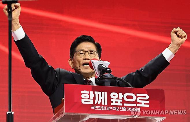 수락연설하는 김문수 후보 (고양=연합뉴스) 박동주 기자 = 국민의힘 대선 후보로 선출된 김문수 후보가 3일 경기 고양시 킨텍스에서 열린 국민의힘 전당대회에서 수락 연설을 하고 있다. 2025.5.3 [공동취재] pdj6635@yna.co.kr