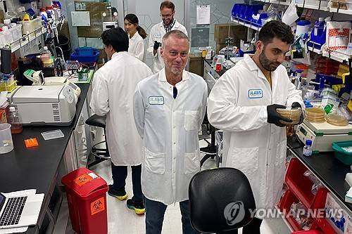 센티백스 연구실에서 포즈를 취하고 있는 팀 프리드 [AP 연합뉴스. 센티백스 제공. 재판매 및 DB 금지]