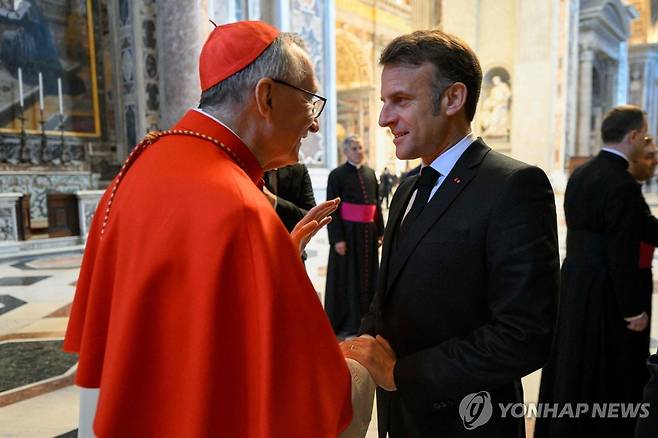 에마뉘엘 마크롱 대통령(오른쪽)과 피에트로 파롤린 교황청 국무원장 [VATICAN MEDIA / AFP 연합뉴스 자료사진. 재판매 및 DB 금지]