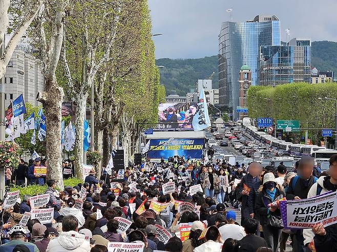 대법원 앞 촛불행동 집회 (서울=연합뉴스) 김현수 기자 = 윤석열 전 대통령이 파면된 지 한 달이 다 된 연휴 첫날인 3일 서울 도심 곳곳에서 윤 전 대통령 지지 단체들과 진보단체의 집회가 열렸다.
   시민단체 촛불행동이 이날 서울 서초구 대법원 인근에서 집회를 열고 있다. 2025.5.3 hyunsu@yna.co.kr