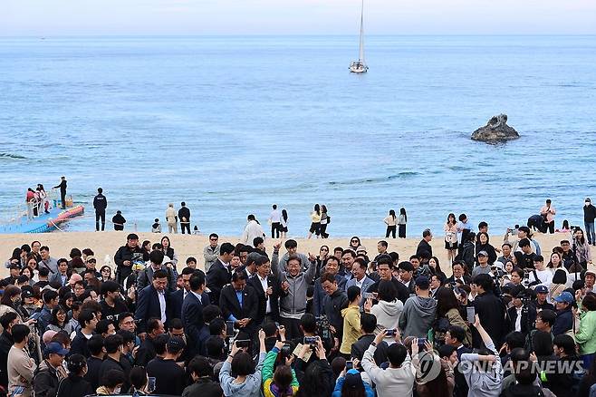 '동해안벨트' 경청투어 나선 이재명 후보 (강릉=연합뉴스) 김주성 기자 = 더불어민주당 이재명 대선 후보가 '골목골목 경청투어' 사흘째인 3일 강원도 동해안 지역의 민심을 공략하기 위해 강릉 안목해변을 찾아 이광재 전 강원지사 등과 함께 도민, 관광객들에게 지지를 호소하고 있다. 2025.5.3 utzza@yna.co.kr