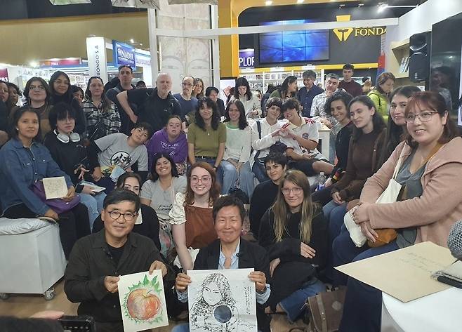 '만화가들과의 대화'에서의 김금숙 작가 (부에노스아이레스=연합뉴스) 김선정 통신원 = 1일(현지시간) 제49회 부에노스아이레스 국제도서박람회에서 그래픽노블 '풀'의 김금숙 작가가 독자들과 기념사진을 찍고 있다. 2025.5.3 sunniek8@yna.co.kr