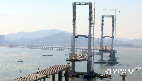 인천 서구 청라국제도시 인근에 제3연륙교 주탑 상판 작업이 한창이다. 2025.4.28./김용국기자yong@kyeongin.com