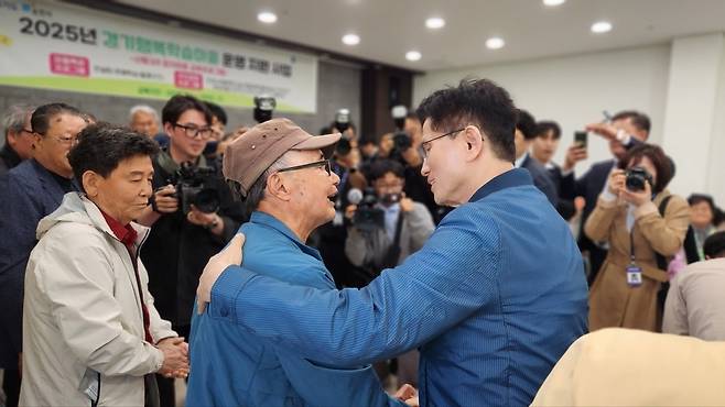 ▲ 김문수 국민의힘 대통령 후보가 4일 포천 장자마을을 방문한 뒤 주민들과 반갑게 인사를 나누고 있다.