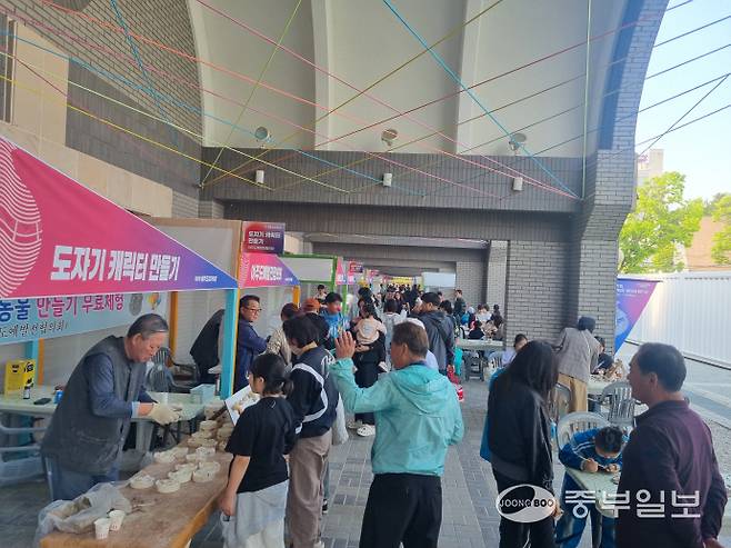 도자기 체험 부스에서 방문객이 체험 프로그램을 즐기고 있다. 이준도기자