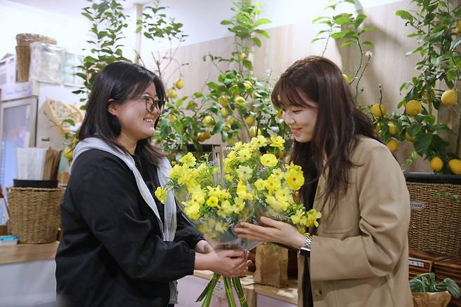 ㈜광주신세계가 본관 지하 1층 '남산농원'에서 봄 향기 물씬 풍기는 다양한 꽃들을 선보여 고객들의 발길을 붙잡고 있다. 매장에서는 작약 꽃다발 1만 원, 프리지아 꽃다발 1만 원, 버터플라이 라넌큘러스 꽃다발 1만5천 원, 어버이날을 맞아 선물하기 좋은 풍성한 카네이션 바구니는 1만5천원이다./광주신세계 제공