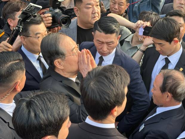 한덕수 전 국무총리가 2일 광주시 북구 5·18민주묘지 참배에 나섰지만 광주지역 시민사회단체 반대에 막혀 “저도 호남사람입니다”를 외치고 있다. /정병호 기자 jusbh@kwangju.co.kr