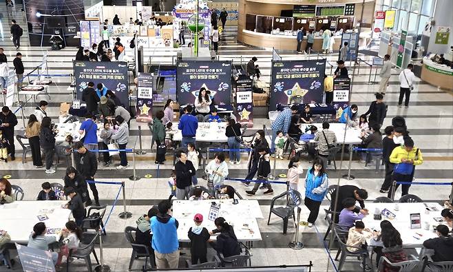 국립대구과학관 로비에서 진행된 ‘꿈꾸던 너만의 우주를 줄게' 프로그램 전경./최상진