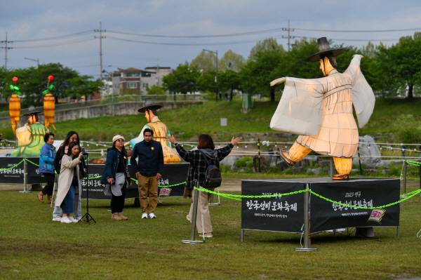 한국선비문화축제 행사장을 찾은 외국인 관광객.