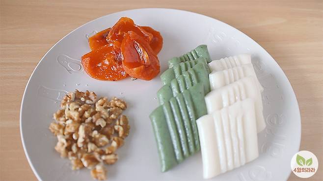 완성된 곶감떡피자 재료