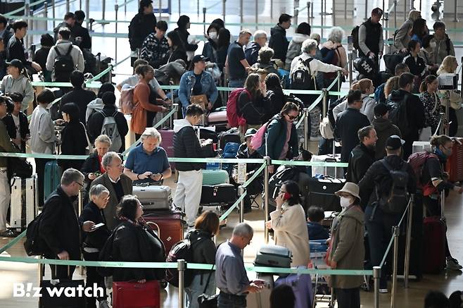 황금연휴를 앞둔 지난 2일 오전 인천국제공항 제1여객터미널 출국장이 여행객들로 붐비고 있다./사진=이명근 기자 qwe123@