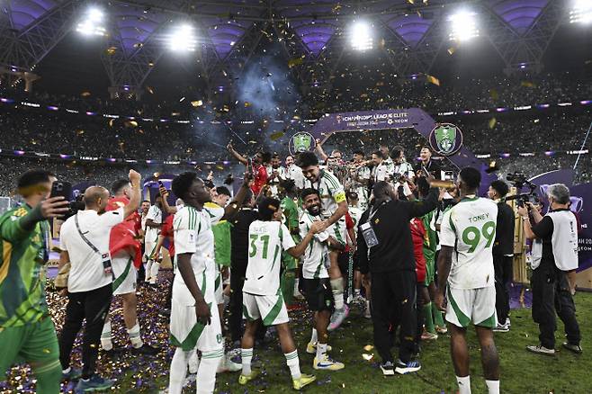 알아흘리 선수들이 아시아챔피언스리그 엘리트 우승을 이룬 뒤 기뻐하고 있다. 사진=AP PHOTO