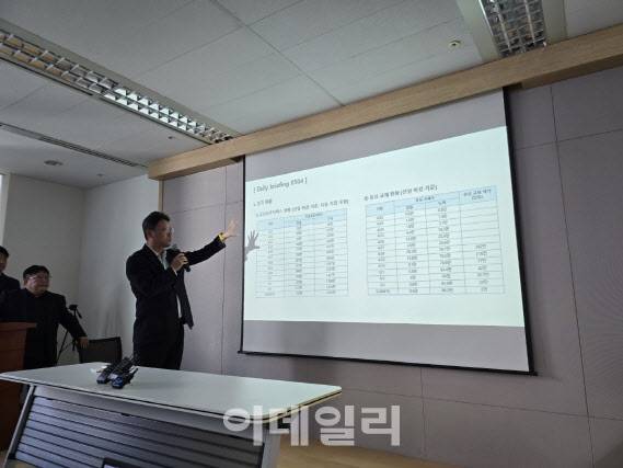 김희섭 SK텔레콤 PR센터장이 4일 유심보호서비스 가입자 관련 브리핑을 하고 있다(사진=윤정훈)