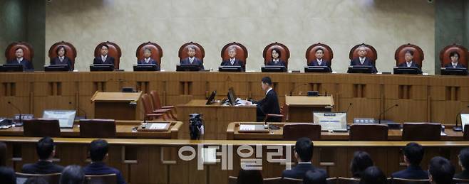 조희대 대법원장을 비롯한 대법관들이 1일 오후 더불어민주당 이재명 대선 후보의 공직선거법 사건 전원합의체 선고를 위해 서울 서초구 대법원 대법정에 입장해 자리에 앉아 있다. (사진공동취재단)