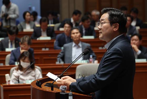 오늘(4일) 오후 열린 긴급 의원총회에서 발언 중인 박찬대 민주당 당대표 직무대행 겸 상임총괄선대위원장